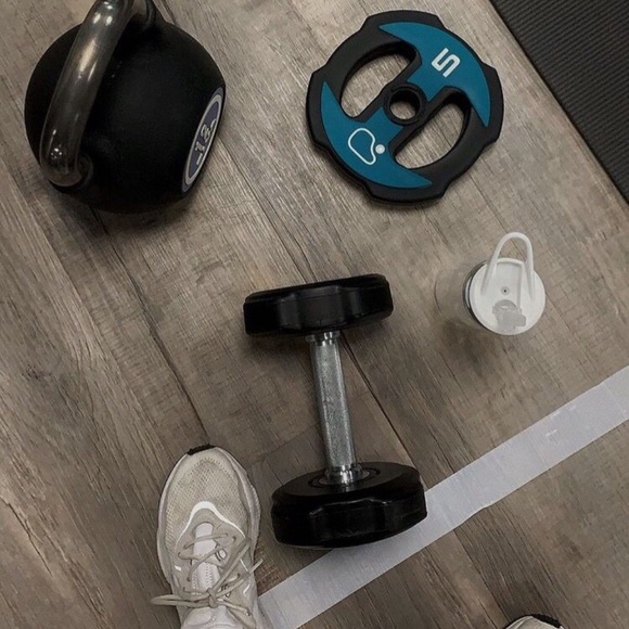 Athletic wear from brands like Cleo Harper, lulu men, gymshark, Nike and more! - Picture 8 of 11